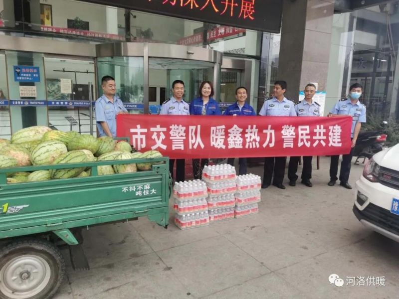 高溫下交警執勤忙，暖鑫熱力送瓜送水送清涼