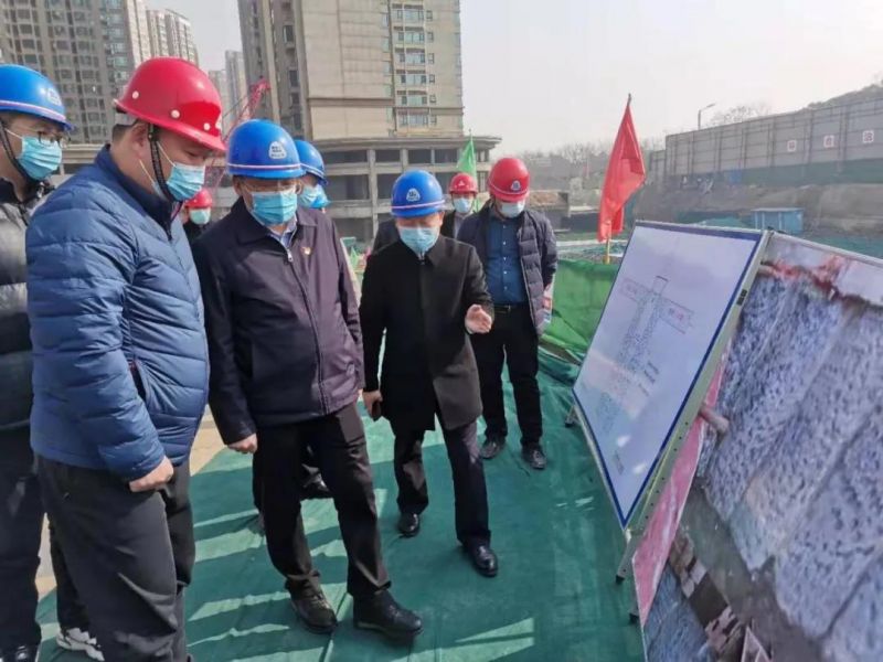 市委常委、市政府黨組成員魏建平調研左掖門(mén)游園停車(chē)場(chǎng)項目建設工作